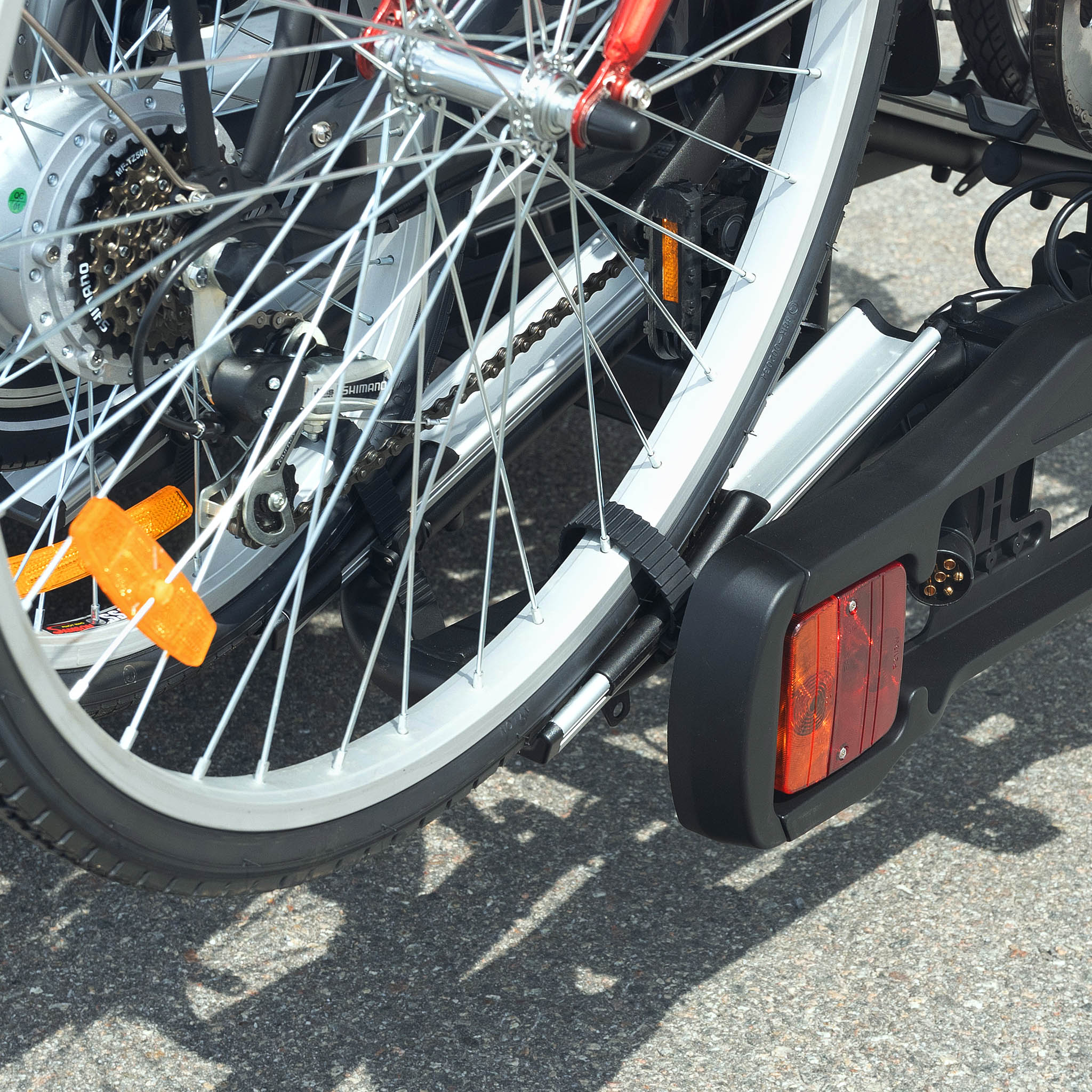 Cykelh�llare bil med lyse | F�r 4 cyklar