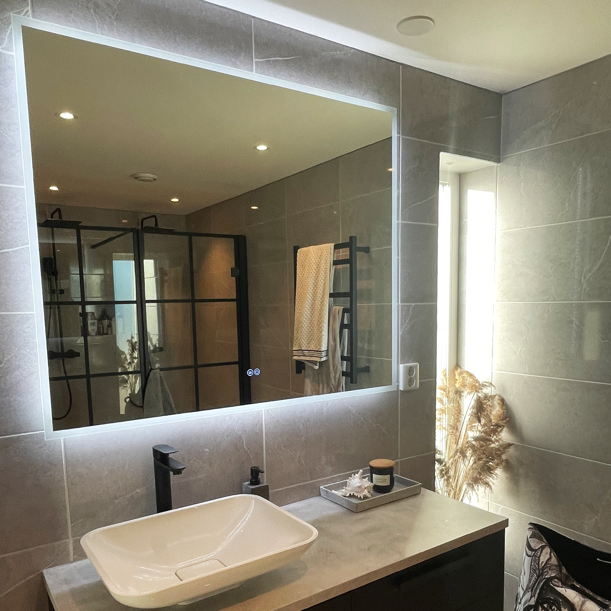Badrumsspegel | LED-belysning och touch-styrd dimmer