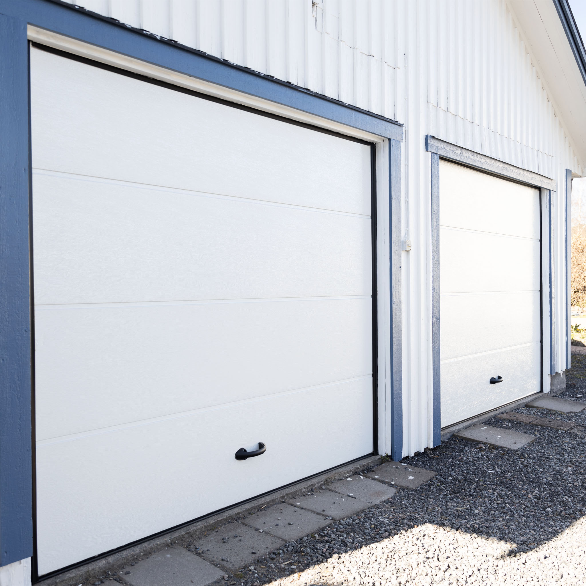 Garageport Takskjutport med fjärrstyrning | 2,4m bred Garageport Takskjutport med fjärrstyrning | 2,4m bred