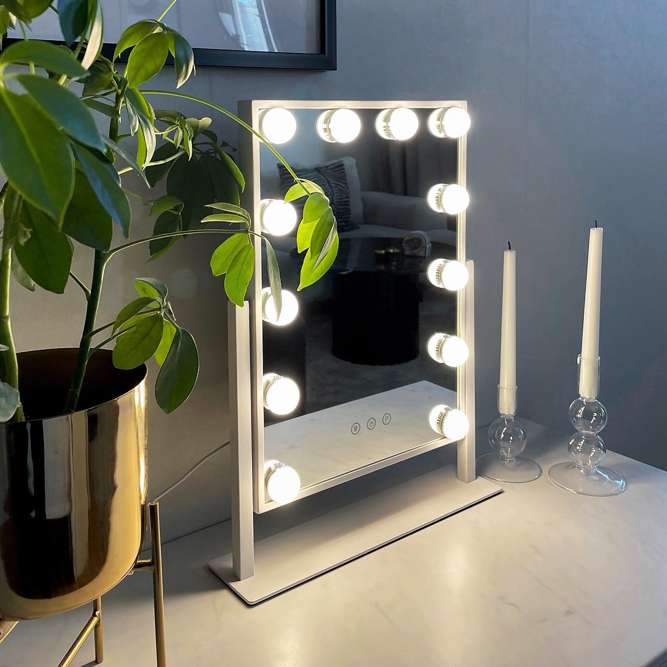 Sminkspegel p� fot med LED-belysning | Pamela