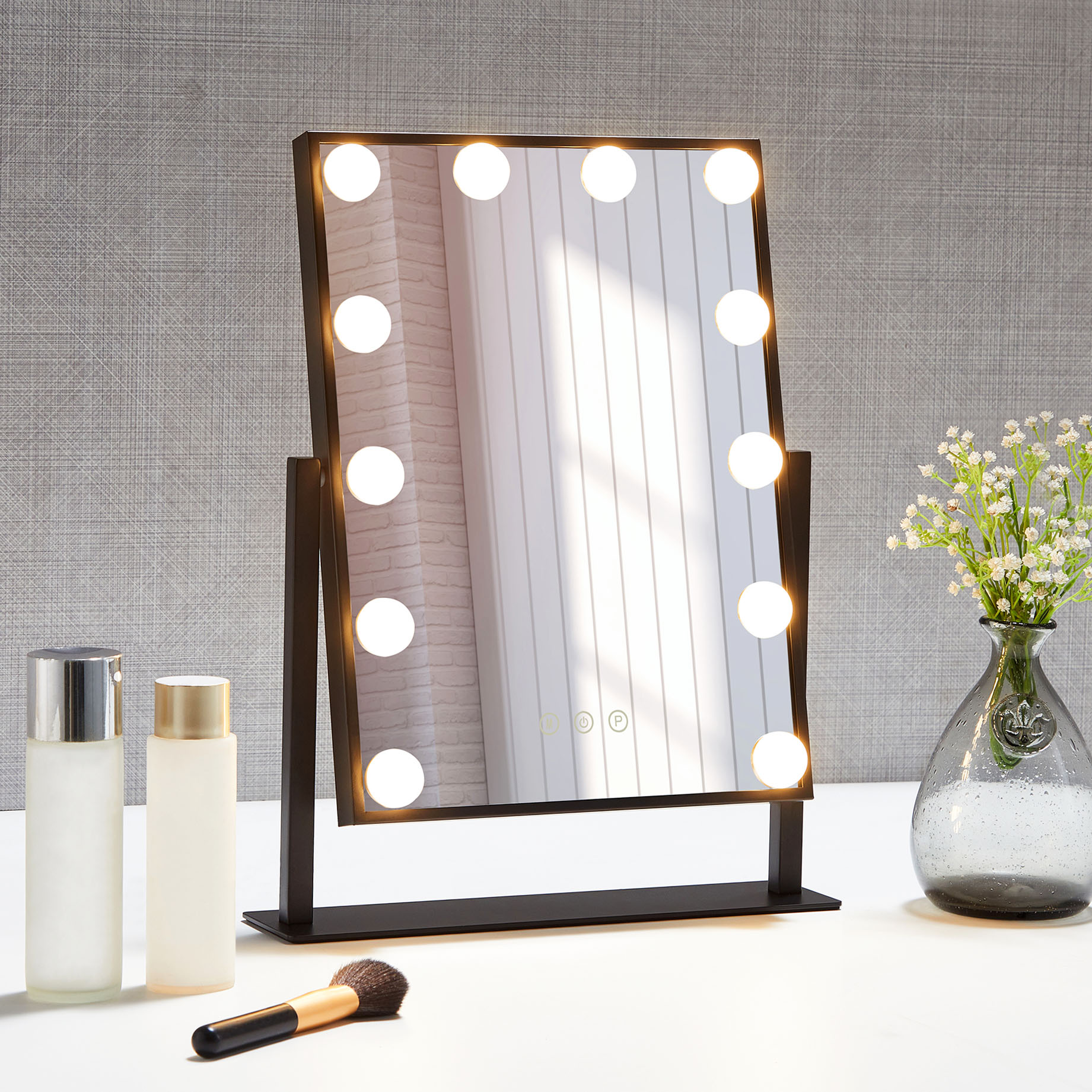 Sminkspegel p� fot med LED-belysning | Pamela