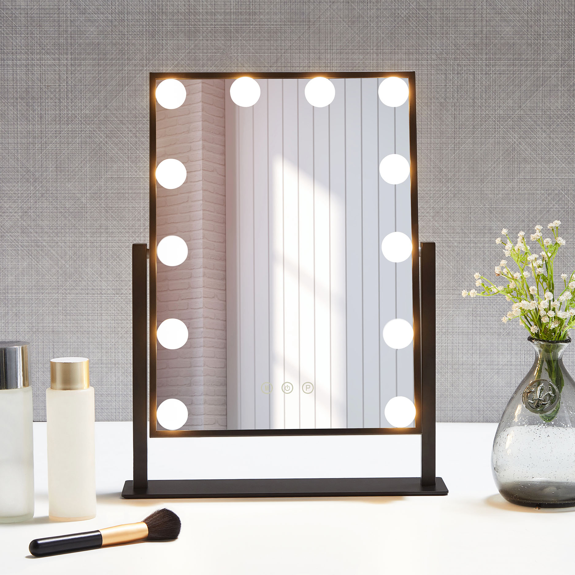 Sminkspegel p� fot med LED-belysning | Pamela