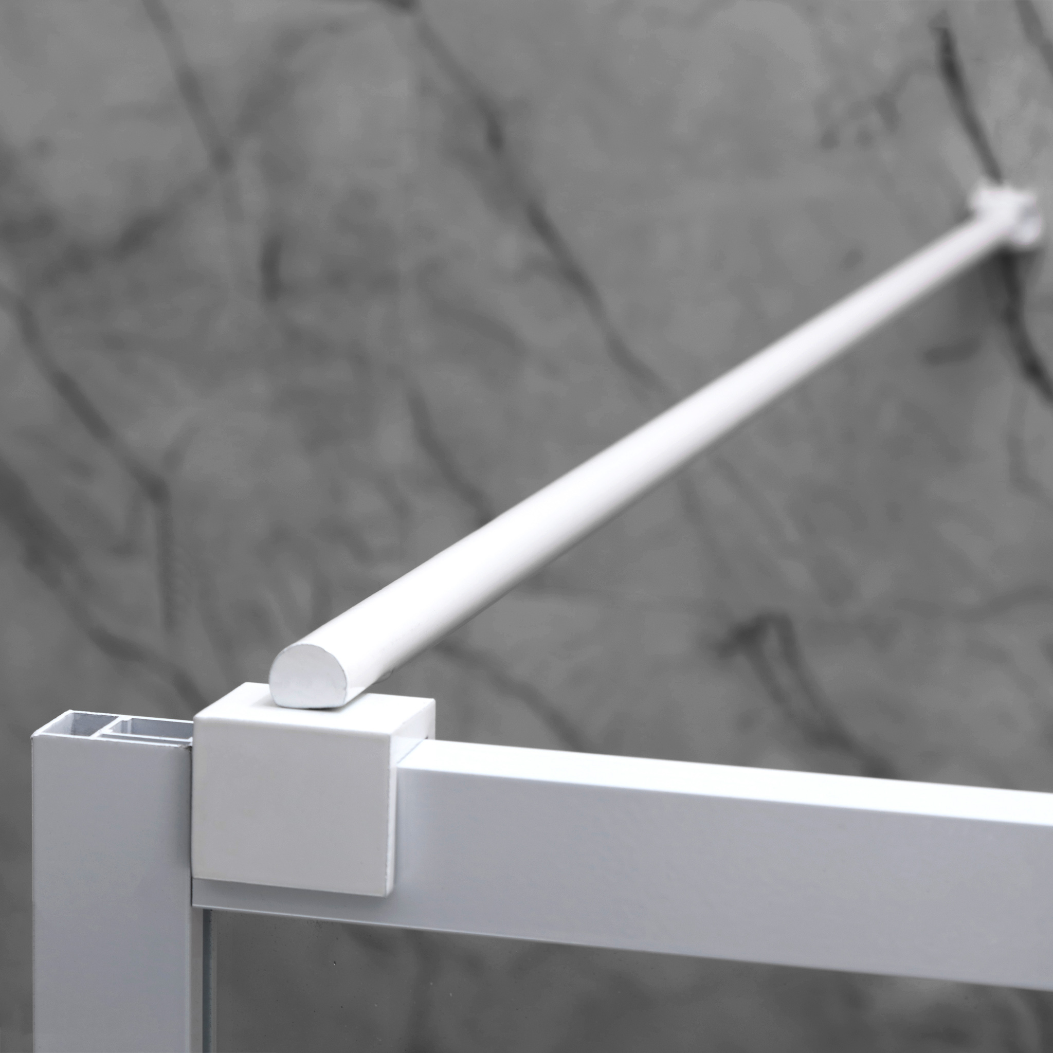 Stilren duschvägg med vit spröjs | 6mm säkerhetsglas Stilren duschvägg med vit spröjs | 6mm säkerhetsglas