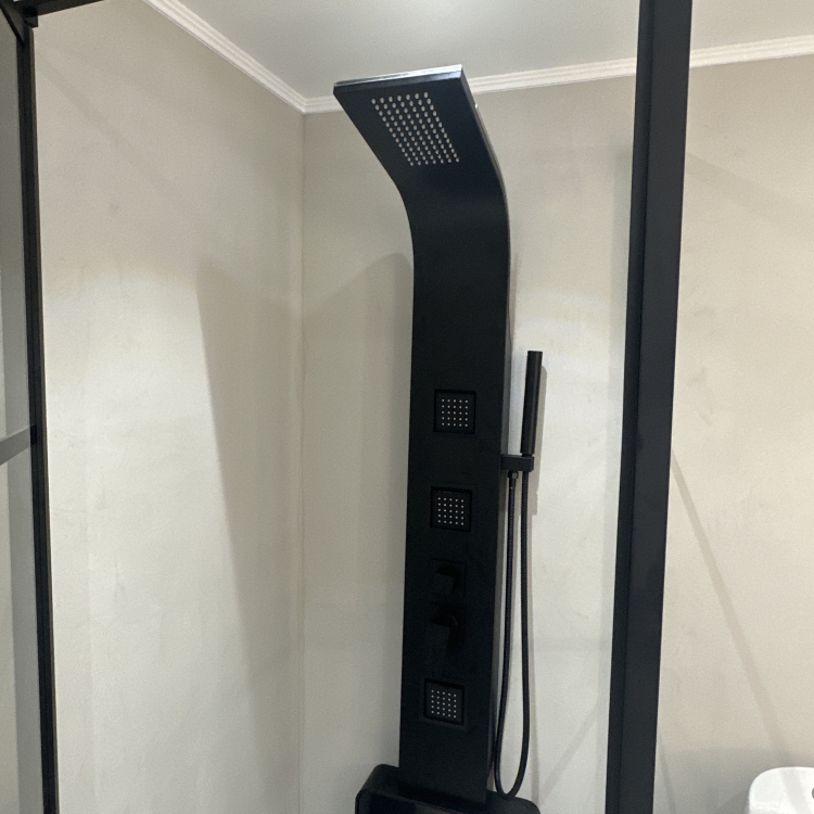 Kundbild Duschpanel i svart rostfritt st�l | Luna: �ver f�rv�ntat! Designen och...