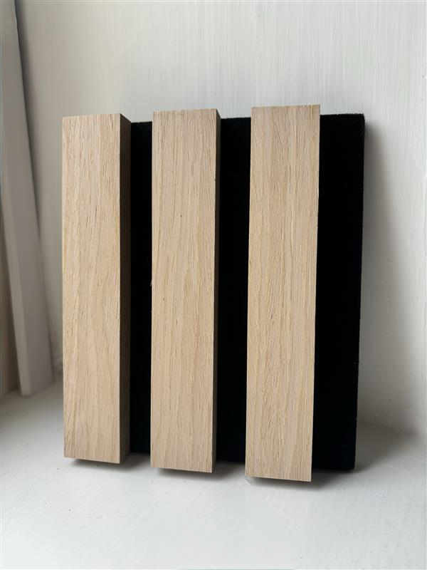 Trälamell akustikpanel | 2400x600x18mm | Tvådelad | Vit ek Trälamell akustikpanel | 2400x600x18mm | Tvådelad | Vit ek