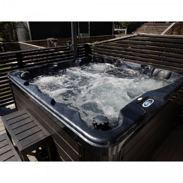 Spabad Poseidon Black Edition – 5–6 personer | Lucite® akryl, Gecko® cirkulationspump & Balboa® styrsystem Spabad Poseidon Black Edition – 5–6 personer | Lucite® akryl, Gecko® cirkulationspump & Balboa® styrsystem