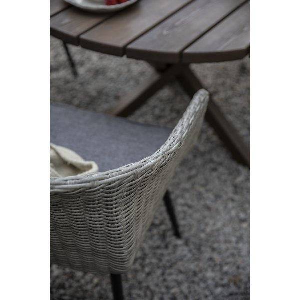 Aster utestol i grå konstrotting med dyna Aster utestol i grå konstrotting med dyna