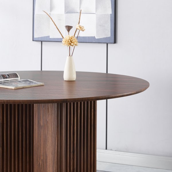 Runt matbord 120 cm i valn�t med r�fflade tr�ben och plats f�r 4�5 personer | Crossby