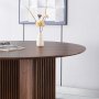 Runt matbord 120 cm i valn�t med r�fflade tr�ben och plats f�r 4�5 personer | Crossby
