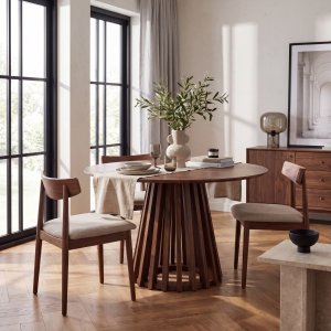 Runt matbord 120 cm i brunbetsad ek med plats för 4–5 personer | Inez Runt matbord 120 cm i brunbetsad ek med plats för 4–5 personer | Inez
