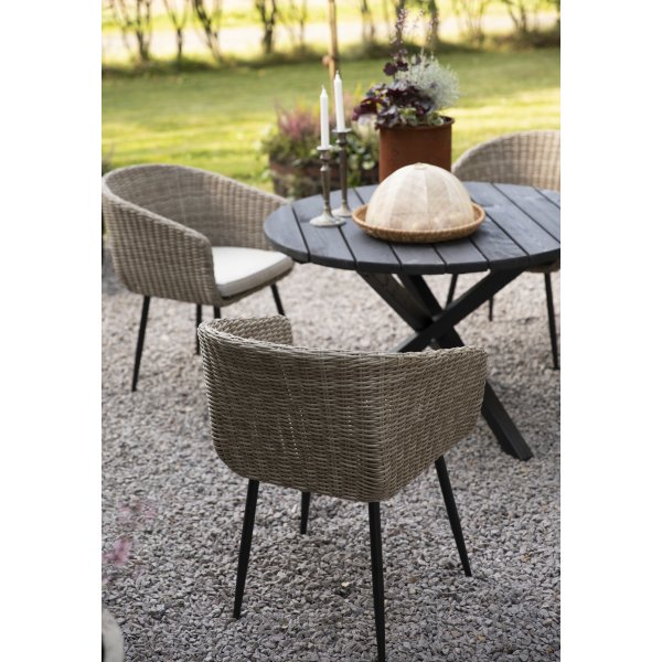 Aster utestol i naturfärgad konstrotting med dyna Aster utestol i naturfärgad konstrotting med dyna