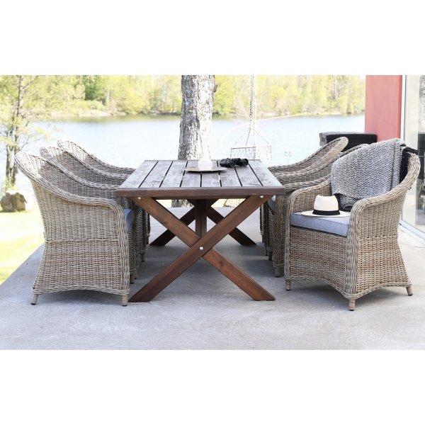 Matbord i brunbetsat trä 220 cm | Robust plankbord med kraftiga kryssben för uteplats & uterum Matbord i brunbetsat trä 220 cm | Robust plankbord med kraftiga kryssben för uteplats & uterum