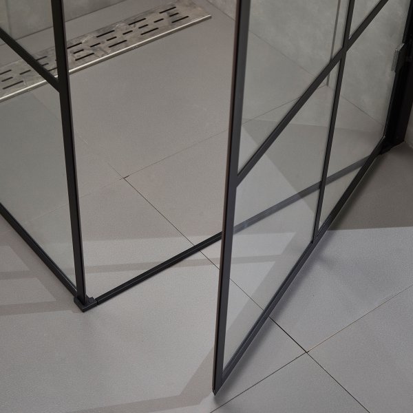 Duschväggar med svarta profiler och 6 mm säkerhetsglas Duschväggar med svarta profiler och 6 mm säkerhetsglas