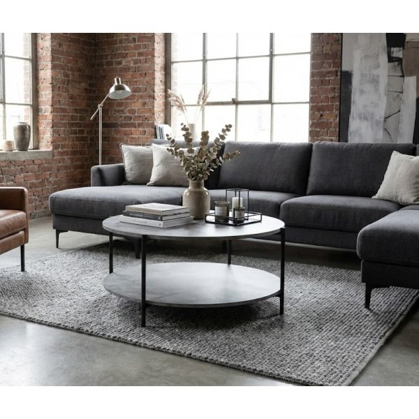 Shanghai Soffbord Ø90 cm – Cementimitation med svart metallram & hylla Shanghai Soffbord Ø90 cm – Cementimitation med svart metallram & hylla