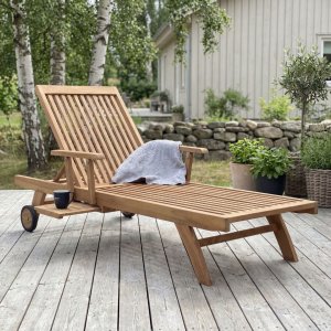 Solstol i teak med hjul och utfällbart hyllplan | 120 cm | Solö Solstol i teak med hjul och utfällbart hyllplan | 120 cm | Solö