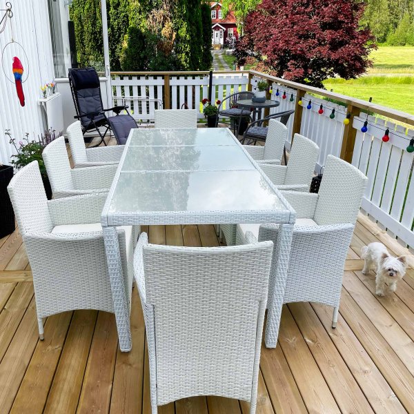 Utembler i vit konstrotting | Matgrupp med 8 stolar | Lyfco Lysekil