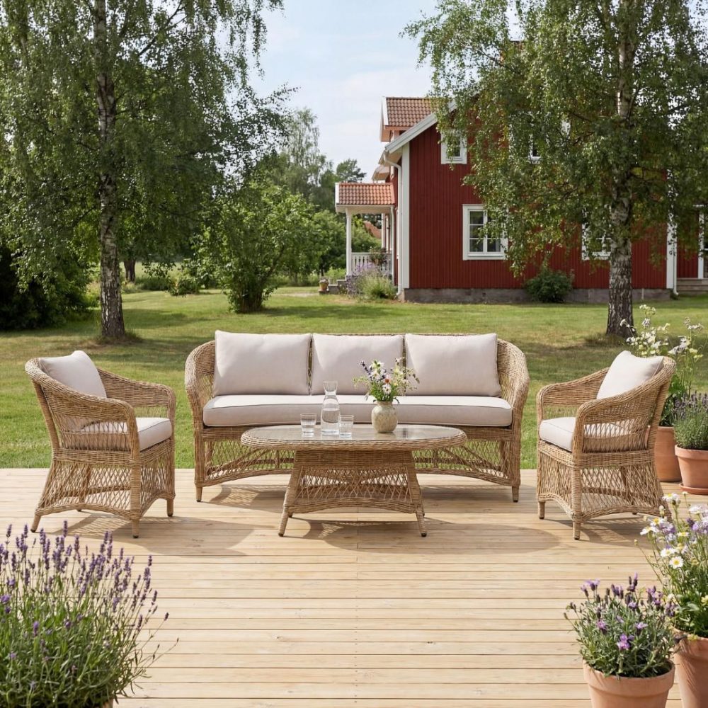 Loungegrupp i naturf&auml;rgad konstrotting  4-delad med soffa, f&aring;t&ouml;ljer & bord  &Auml;ngs&ouml;