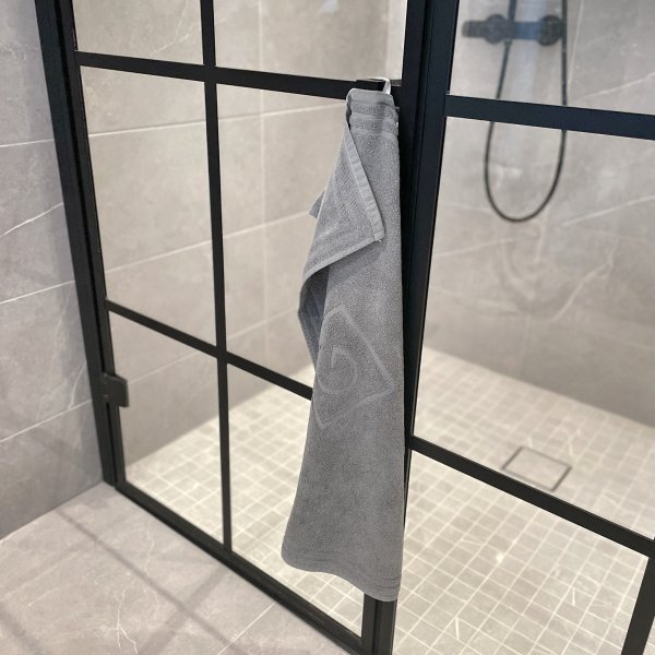 Duschväggar med svarta profiler | 8mm säkerhetsglas Duschväggar med svarta profiler | 8mm säkerhetsglas