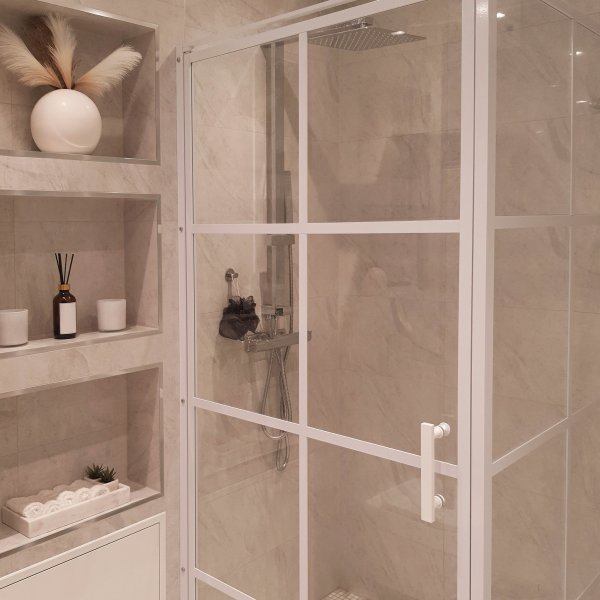 Duschh�rna med vita profiler | 6mm s�kerhetsglas