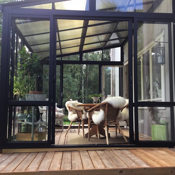 Uterum 10,7m | Skerhetsglas och kanalplast | Aluminiumstomme | Svart