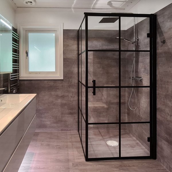 Duschväggar med svarta profiler och 6 mm säkerhetsglas Duschväggar med svarta profiler och 6 mm säkerhetsglas