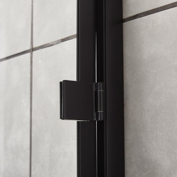 Duschväggar med svarta profiler och 6 mm säkerhetsglas Duschväggar med svarta profiler och 6 mm säkerhetsglas