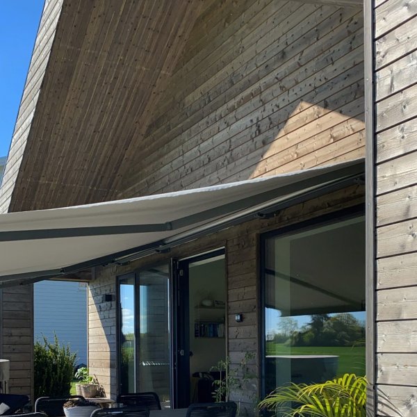 Terrassmarkis helkassett 6x3m | Motor & fjärrkontroll | Metalcraft Terrassmarkis helkassett 6x3m | Motor & fjärrkontroll | Metalcraft