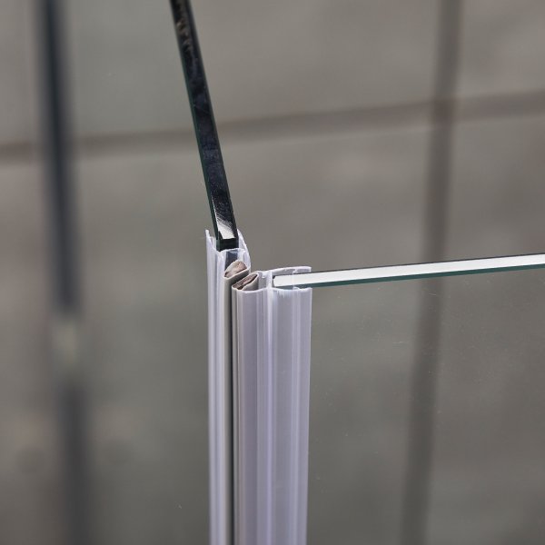 Duschhrna med raka drrar i 6mm skerhetsglas