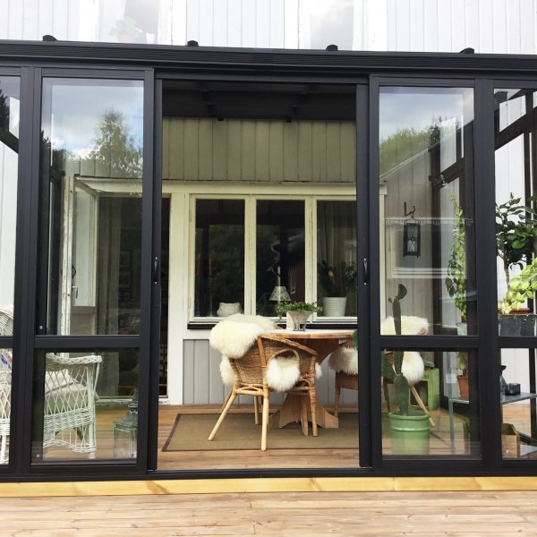 Uterum 10,7m | Skerhetsglas och kanalplast | Aluminiumstomme | Svart