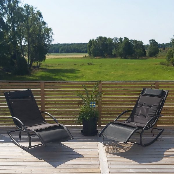 Solsäng med gungfunktion | Svart texturerad | 146×62×89 cm | Havstenssund 2026 Solsäng med gungfunktion | Svart texturerad | 146×62×89 cm | Havstenssund 2026