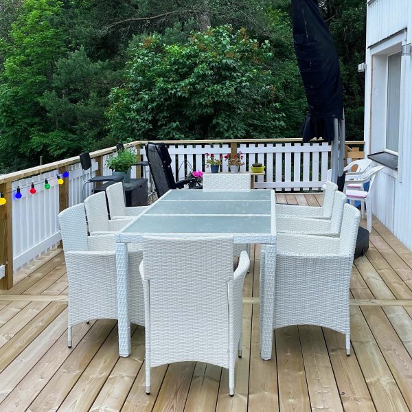 Utembler i vit konstrotting | Matgrupp med 8 stolar | Lyfco Lysekil