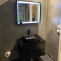 Spegel med inbyggd LED-belysning och hyllkant
