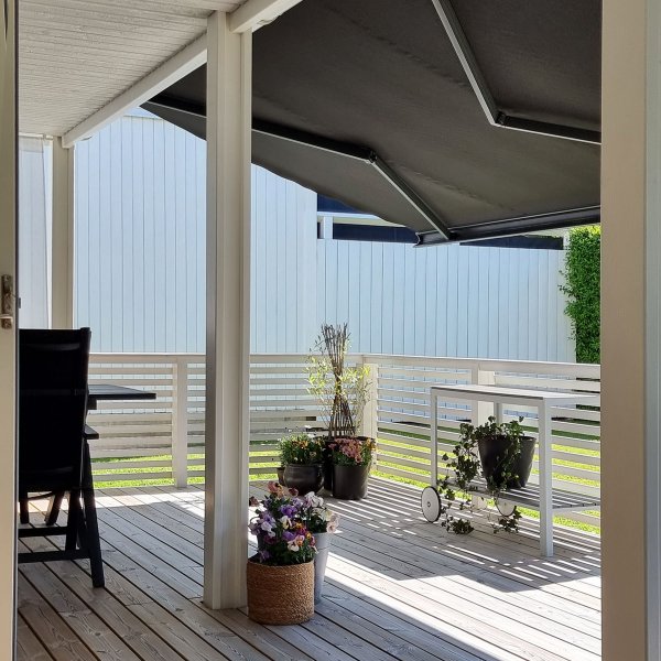 Terrassmarkis helkassett 4x3m | Motor & fjärrkontroll | Svart - FYNDVARA Terrassmarkis helkassett 4x3m | Motor & fjärrkontroll | Svart - FYNDVARA