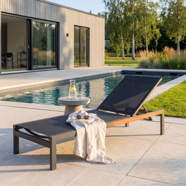 Solb�dd i aluminium & textilene | Justerbar sols�ng f�r pool | Copacabana Svart