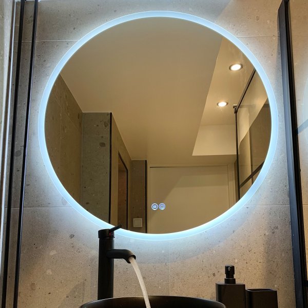 Rund badrumsspegel med belysning, anti-fog och touch-styrning