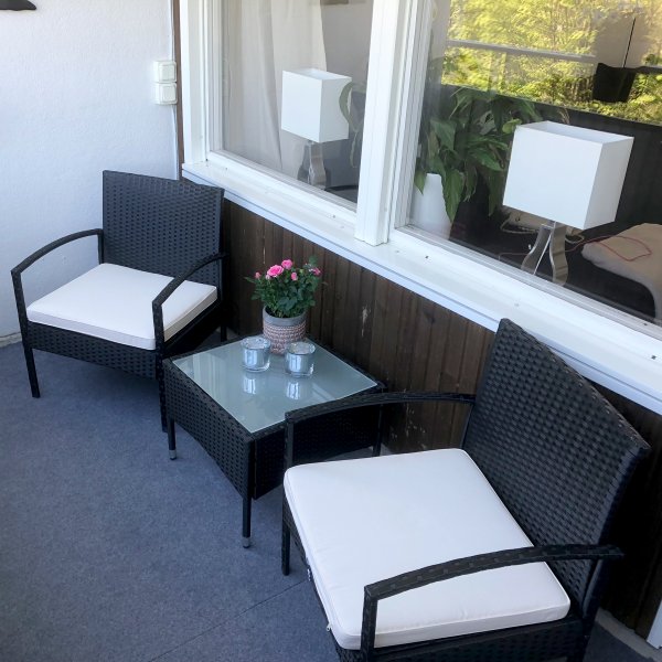 Utemöbler för balkong | Bord och 2 stolar | Konstrotting Utemöbler för balkong | Bord och 2 stolar | Konstrotting