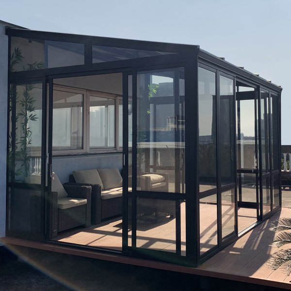 Uterum 10,7m | Skerhetsglas och kanalplast | Aluminiumstomme | Svart