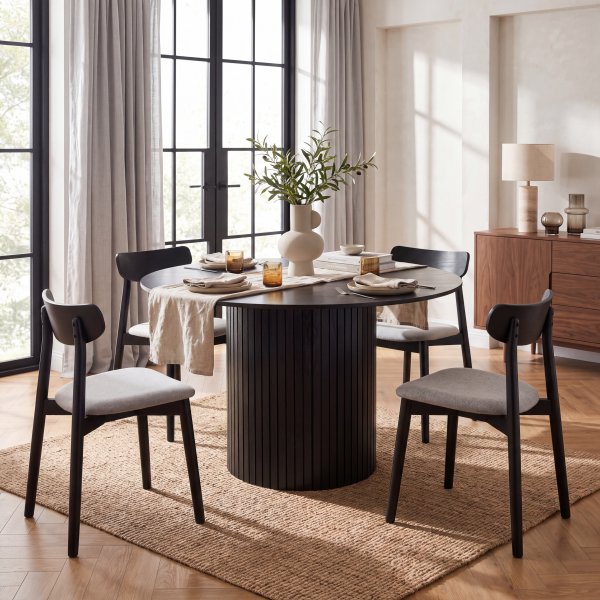 Runt matbord 120 cm i svart ek med plats för 4–5 personer | Ludvig Runt matbord 120 cm i svart ek med plats för 4–5 personer | Ludvig