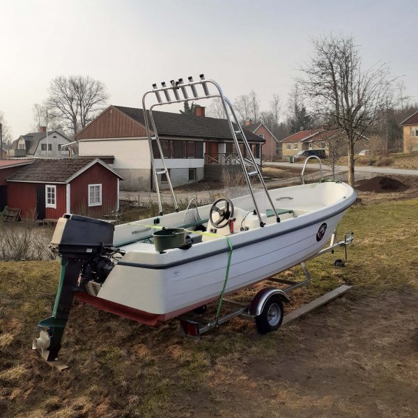 Båttrailer med vinsch | Maxlast 600kg | 433x168cm Båttrailer med vinsch | Maxlast 600kg | 433x168cm