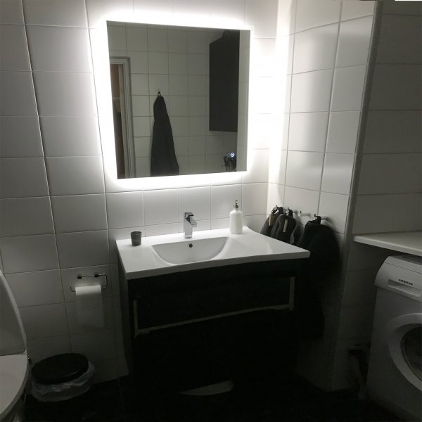 Badrumsspegel med dimbar belysning och anti-fog