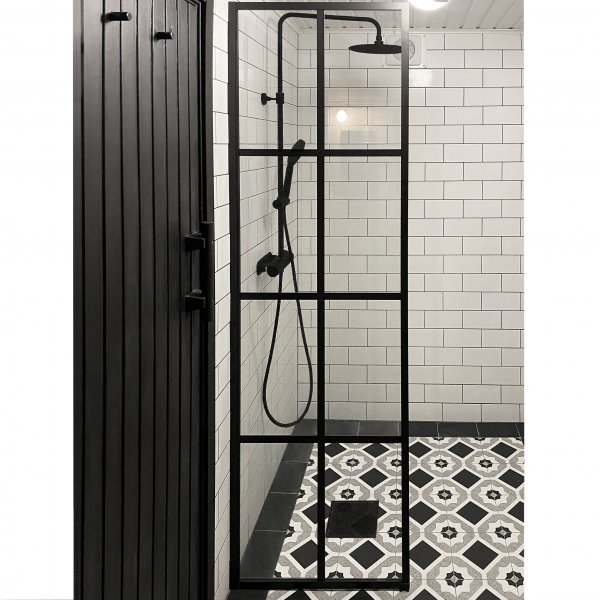 Duschvägg med svart spröjs | 6mm säkerhetsglas Duschvägg med svart spröjs | 6mm säkerhetsglas