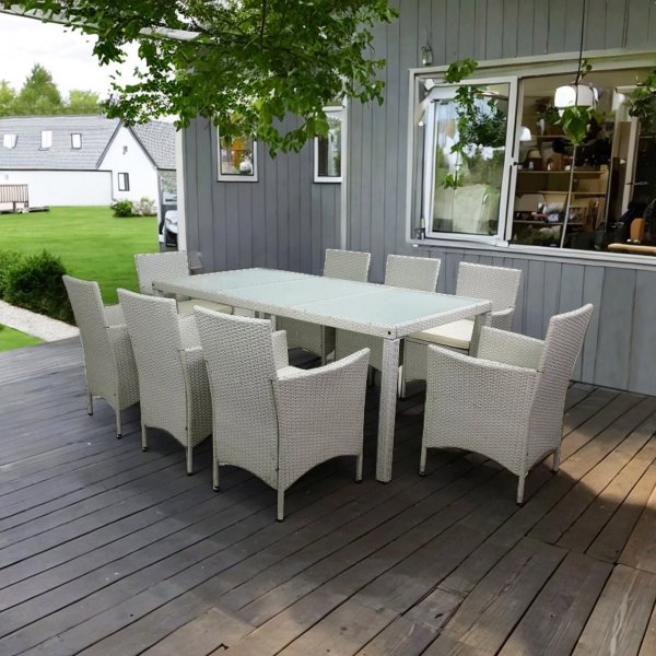 Utembler i vit konstrotting | Matgrupp med 8 stolar | Lyfco Lysekil
