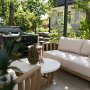 Soffgrupp i akacia & terrazzo-sten | Dynor med linnetyg | Storvik Soffgrupp i akacia & terrazzo-sten | Dynor med linnetyg | Storvik
