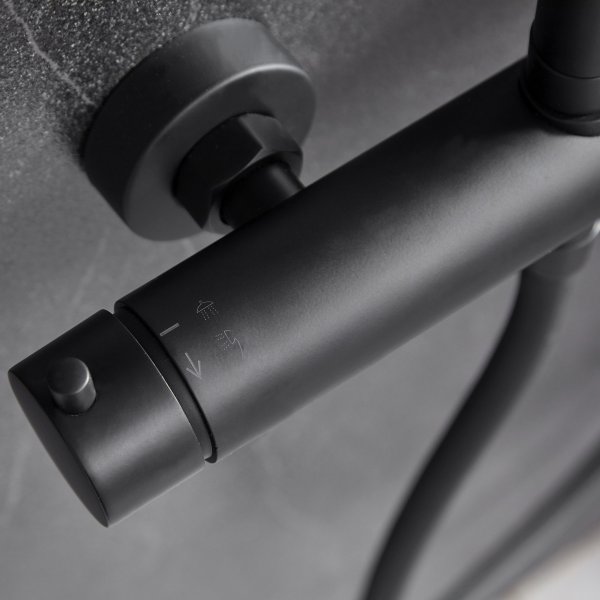 Komplett takduschset med handdusch i rundad design | Svart